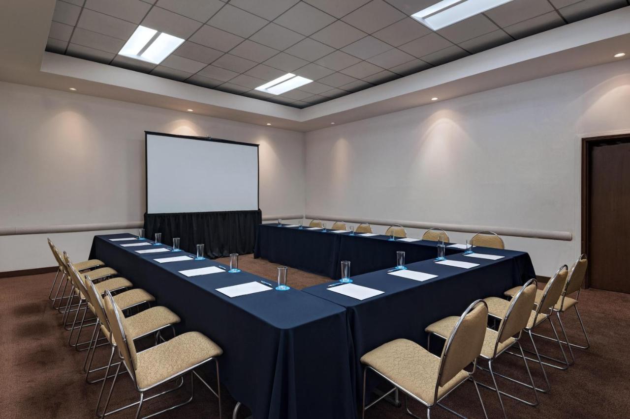 Four Points By Sheraton Galerias Monterrey Exterior photo A meeting room