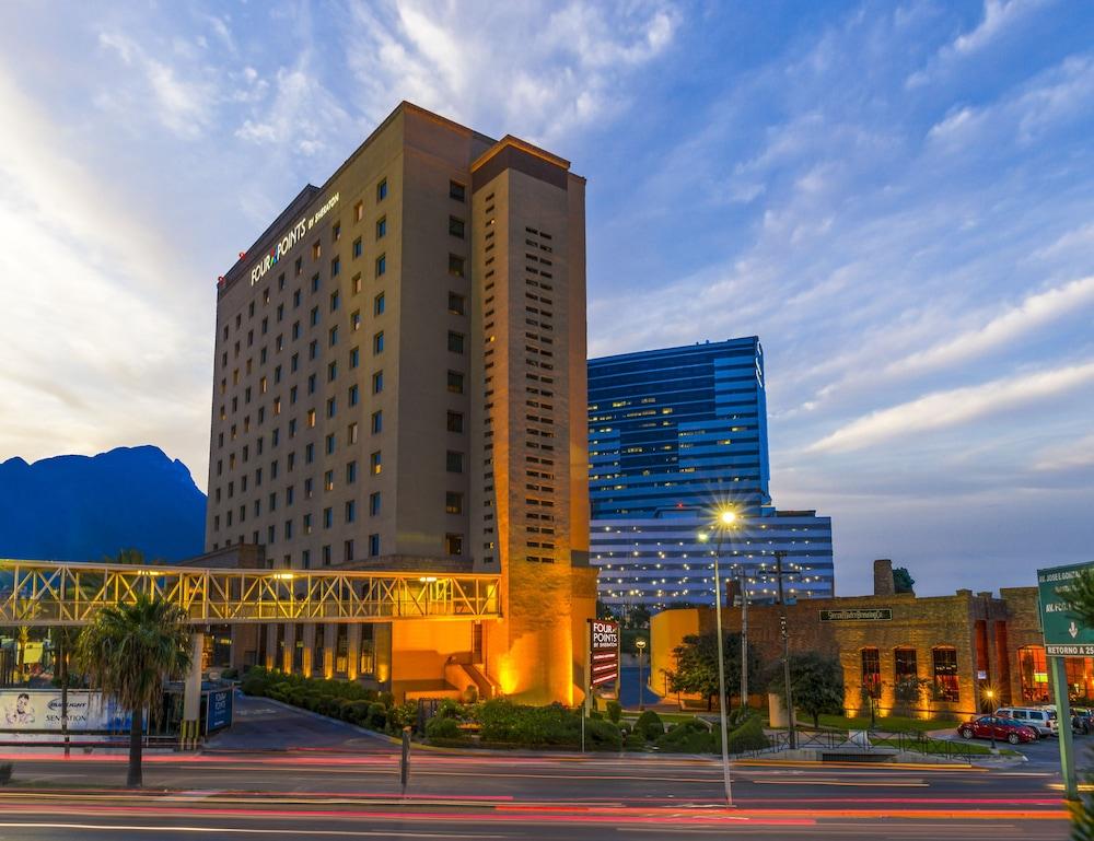 Four Points By Sheraton Galerias Monterrey Exterior photo The hotel at dusk