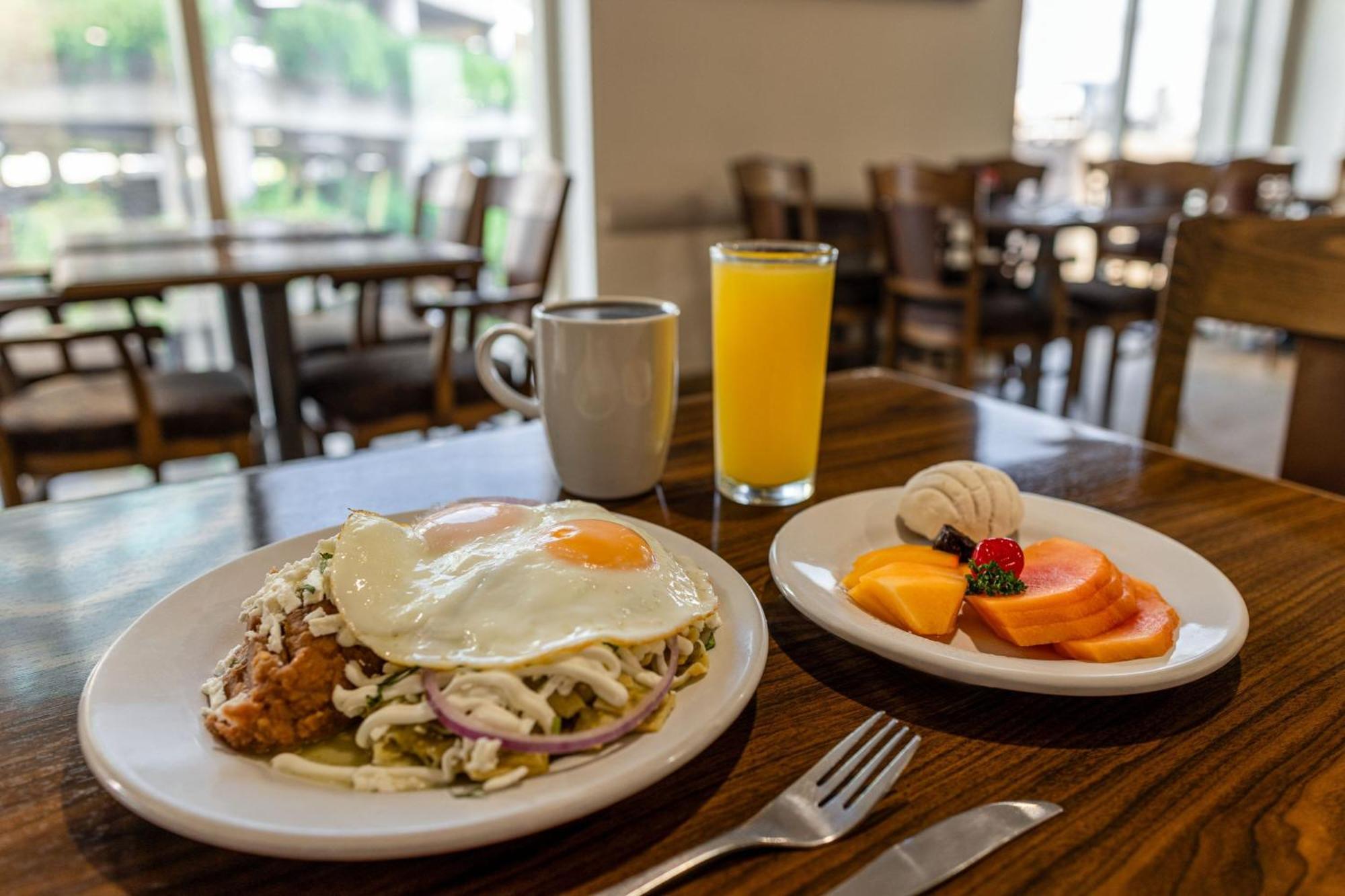 Four Points By Sheraton Galerias Monterrey Exterior photo Breakfast at the Hotel