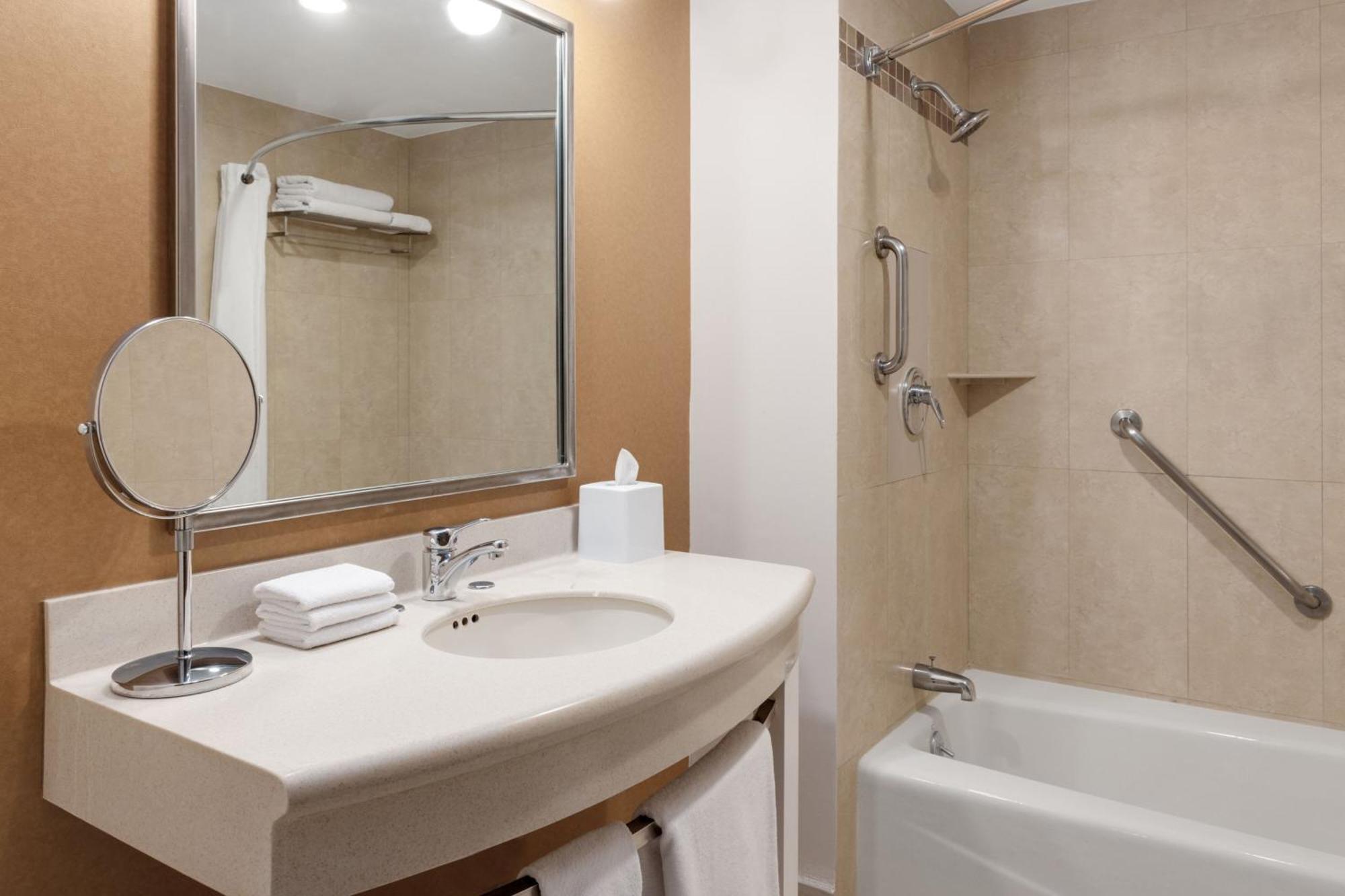 Four Points By Sheraton Galerias Monterrey Exterior photo Bathroom