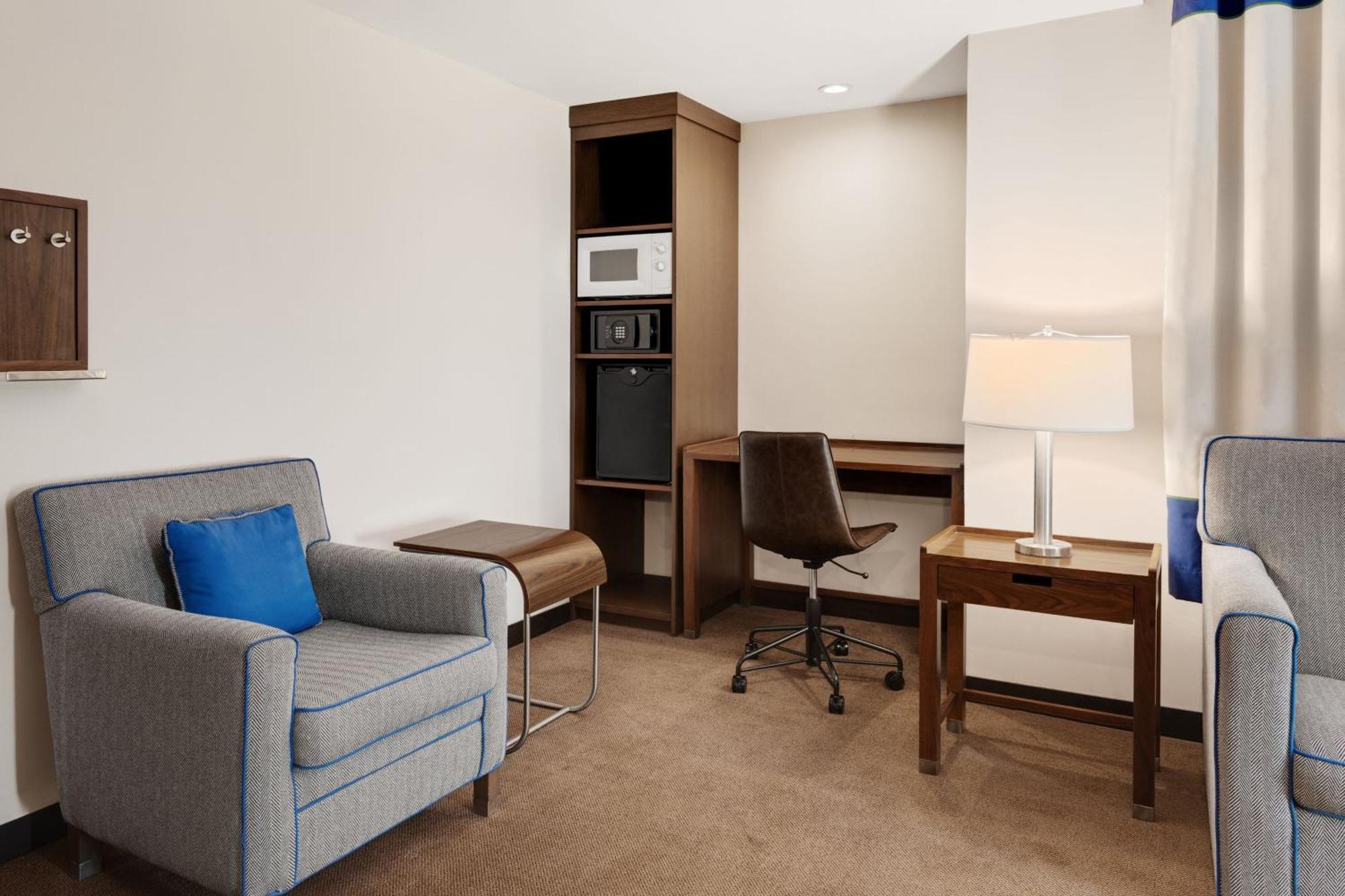 Four Points By Sheraton Galerias Monterrey Exterior photo Living area