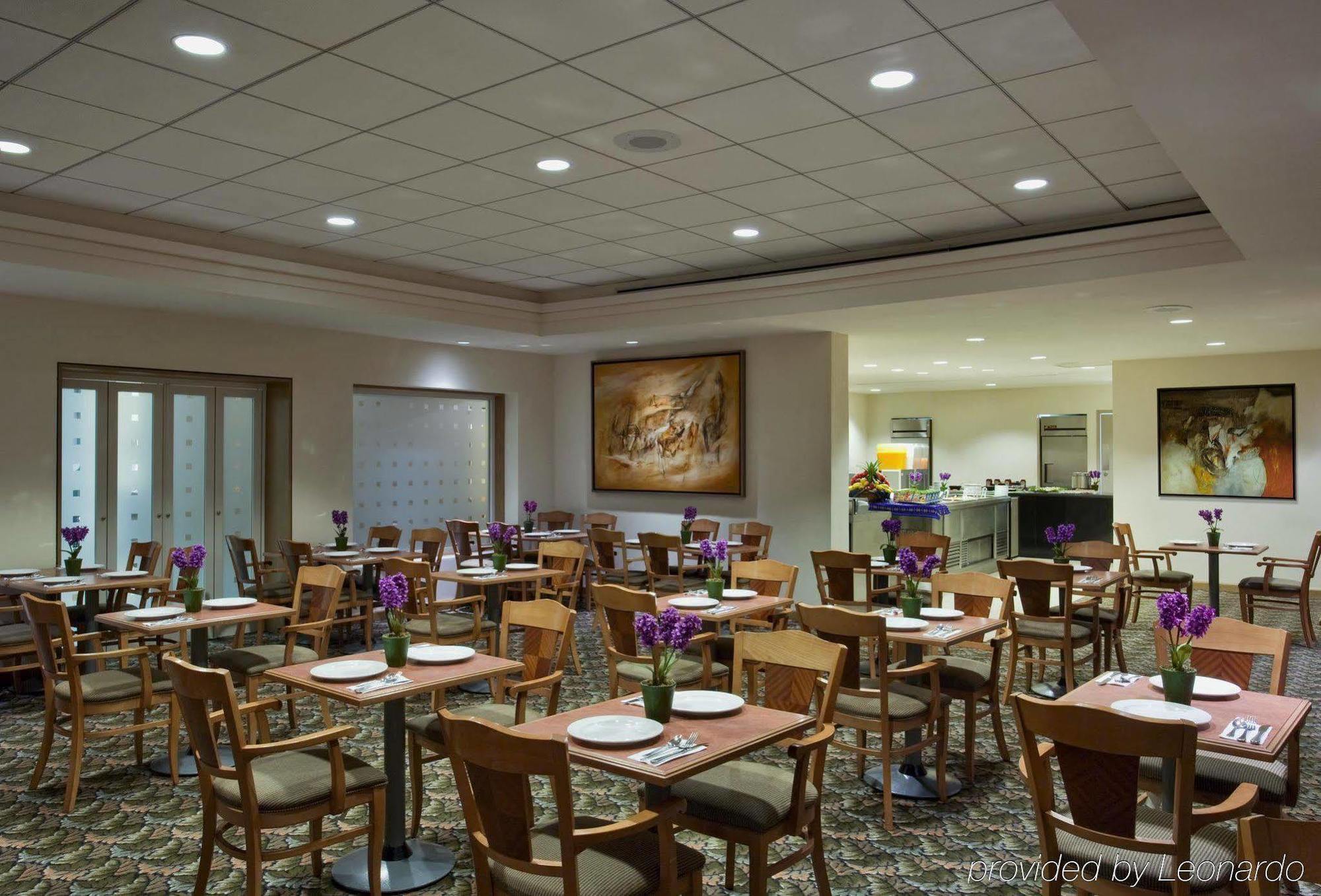 Four Points By Sheraton Galerias Monterrey Exterior photo The Club at Newark Airport